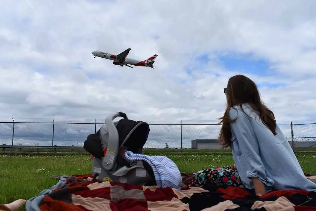 Préparez votre voyage en avion avec bébé : 9 astuces essentielles
