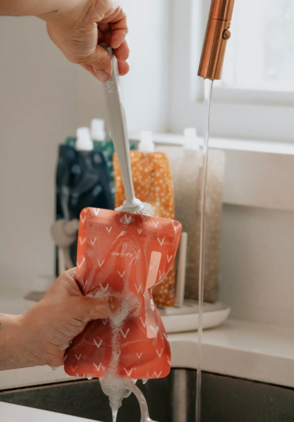 Brosse de nettoyage pour pochettes/biberons - Familleonthego